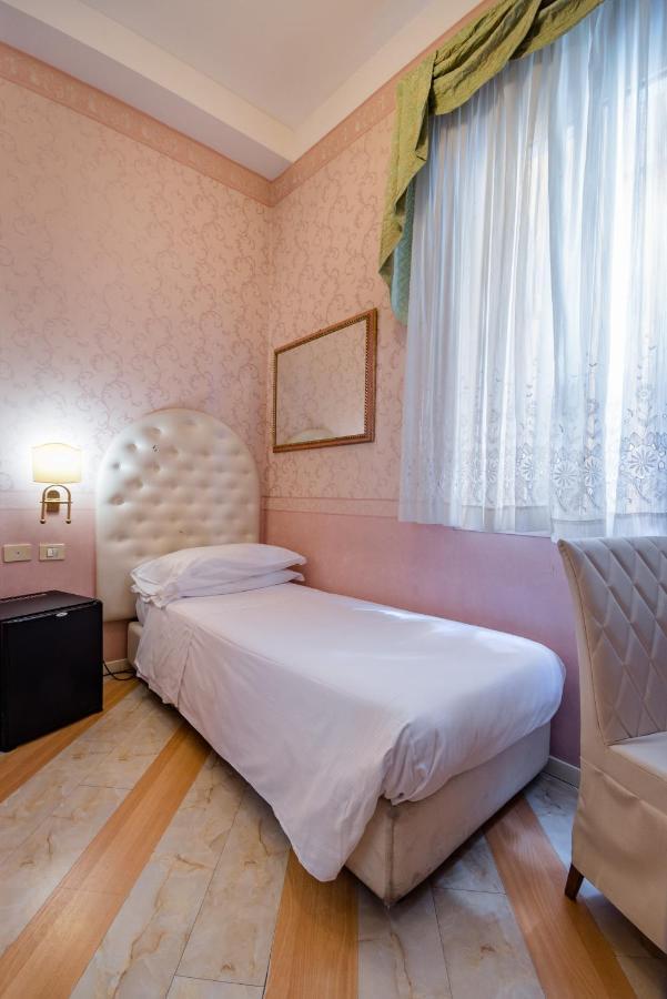 Residenza Due Torri Check In Presso Hotel Centrale Vicolo Cattani 7 Bolonya Dış mekan fotoğraf