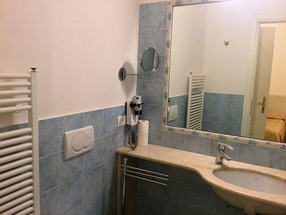 Residenza Due Torri Check In Presso Hotel Centrale Vicolo Cattani 7 Bolonya Dış mekan fotoğraf
