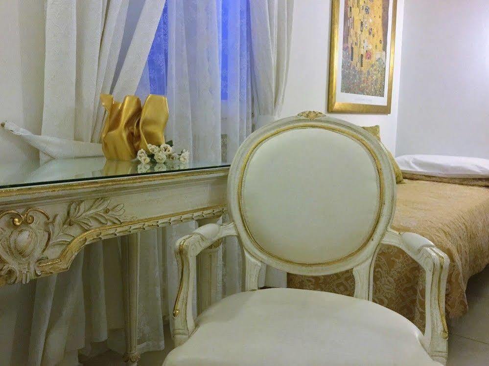 Residenza Due Torri Check In Presso Hotel Centrale Vicolo Cattani 7 Bolonya Dış mekan fotoğraf